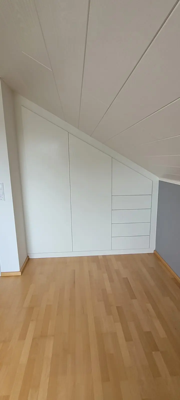 Maßgeschneiderte Einbauschränke: Perfektion bis ins kleinste Detail. Erleben Sie die Verschmelzung von Funktionalität und Eleganz in unseren handgefertigten Meisterwerken.