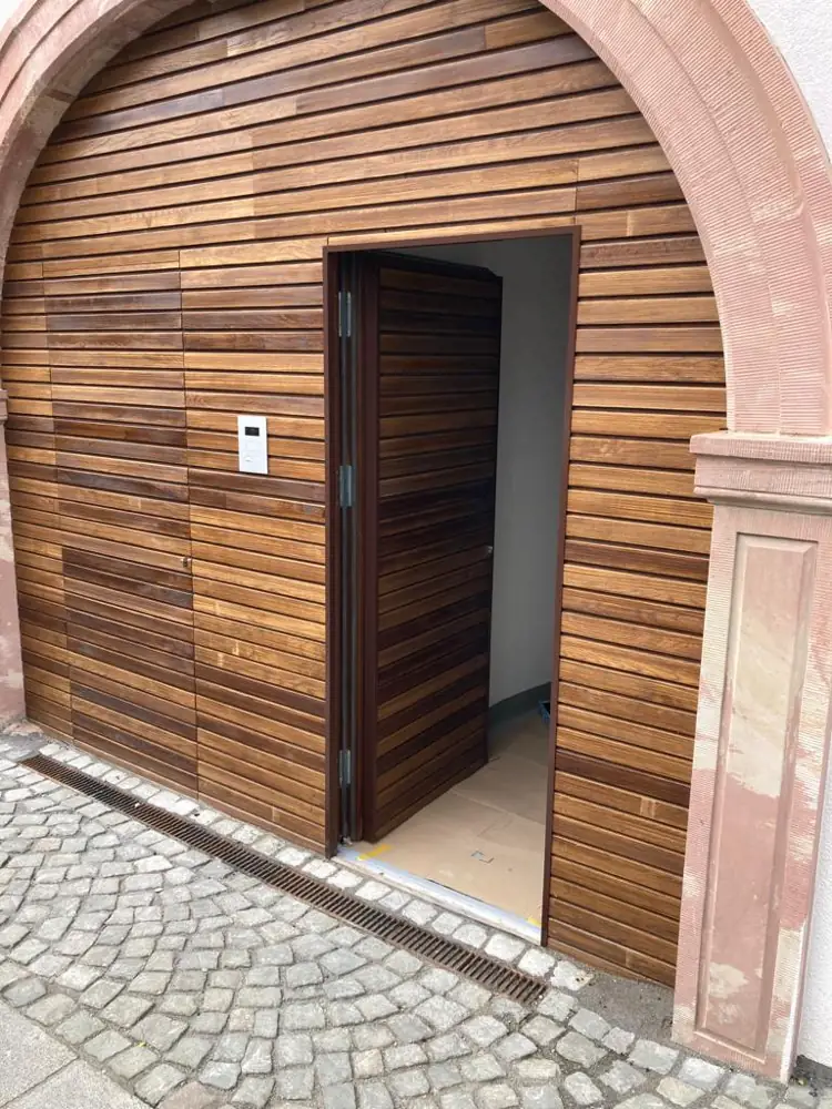 Garagentore aus Holz: Individuell gefertigt, zeitlos elegant. Erleben Sie die Verbindung von Handwerkskunst und Funktionalität in unseren maßgeschneiderten Holztoren für jede Art von Garage.