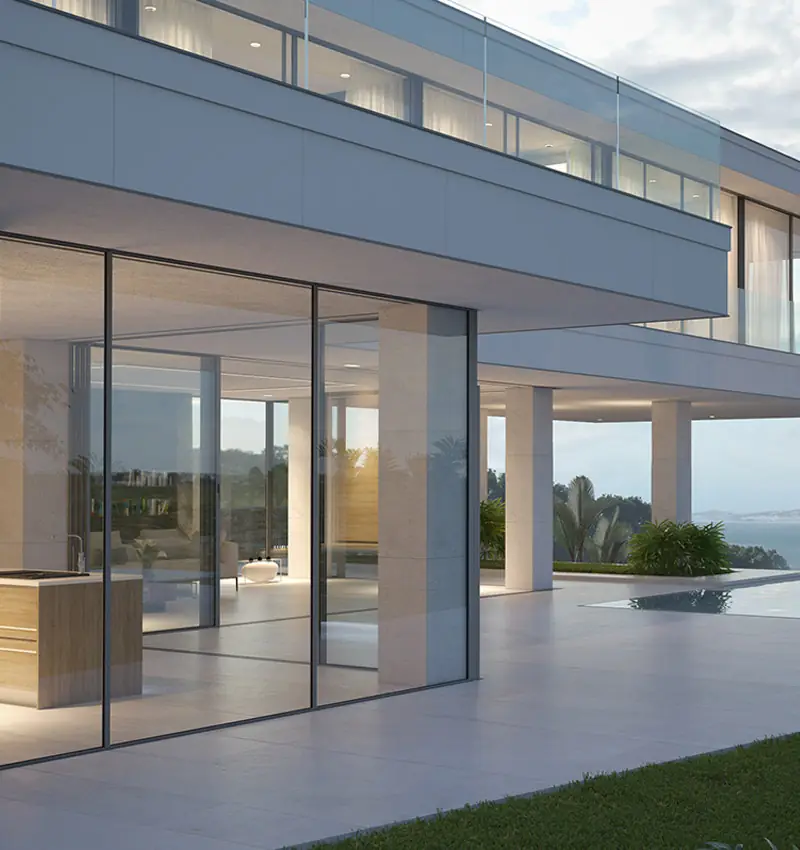 Modernes Wohnhaus mit großflächigen Fenstern und Glasfronten