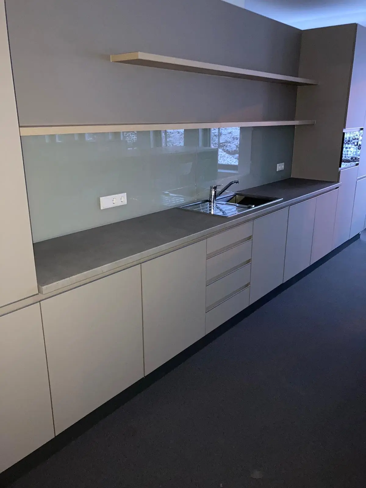 Maßgefertigte Küchenzeile mit Glasrückwand und Einbauschränken