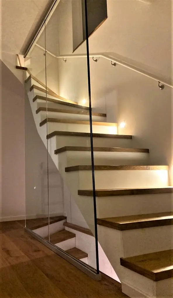 Maßgefertigte Holztreppe mit Glasgeländer und Eichenstufen