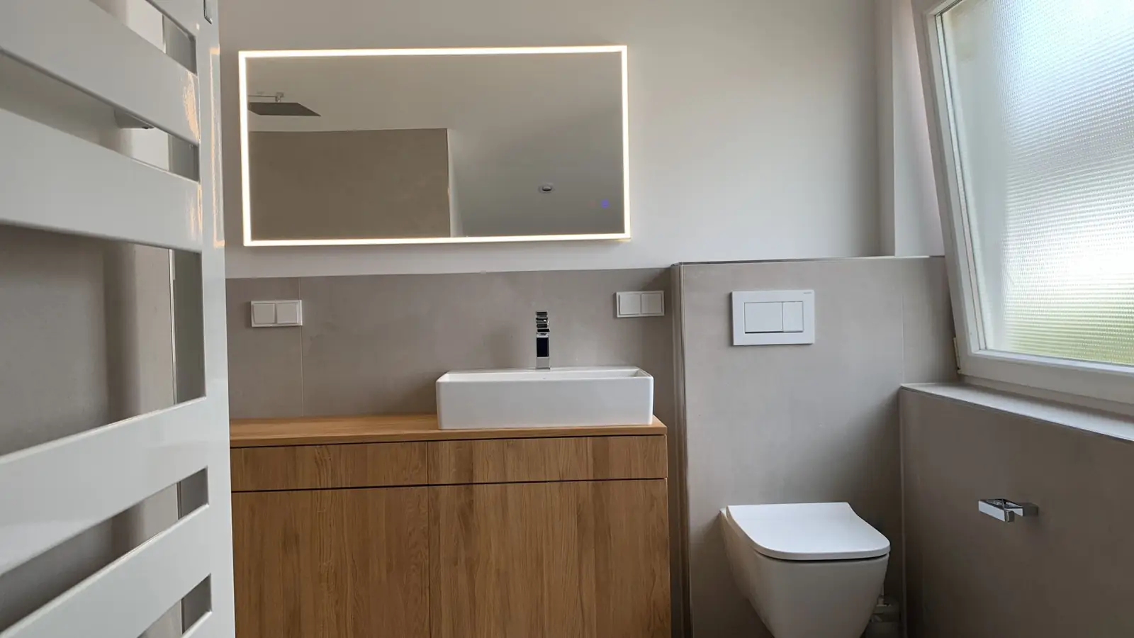 Modernisiertes Badezimmer mit maßgefertigtem Eichen-Waschtisch